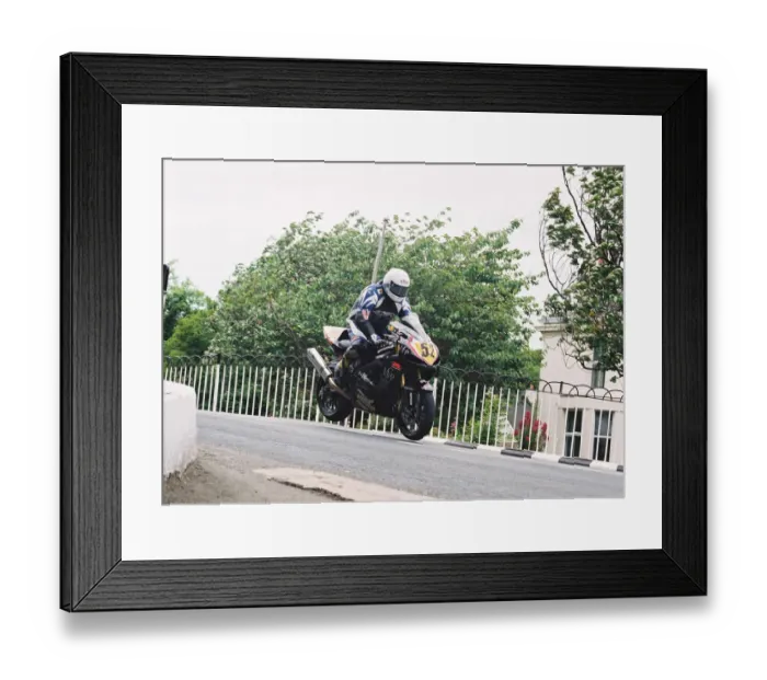 Framed Print : David Castle (Suzuki) 2004 Senior TT Framed Print : David Castle (Suzuki) 2004 Senior TT