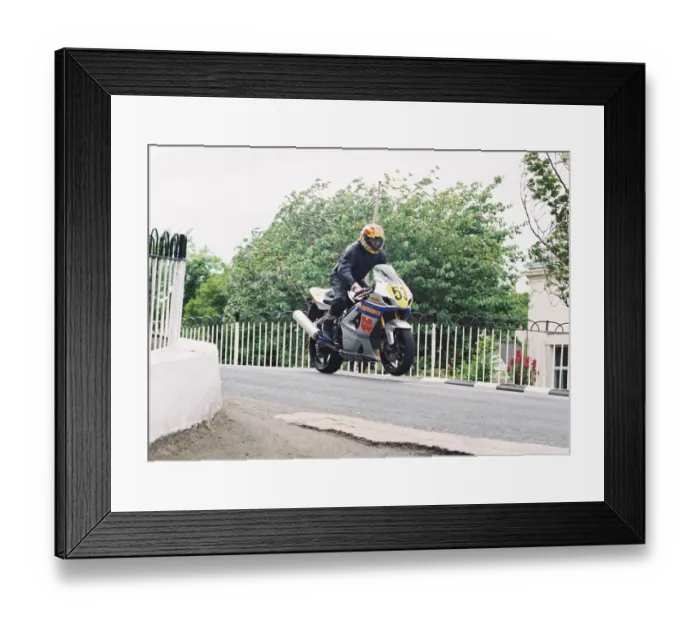 Framed Print : Alan Marshall (Suzuki) 2004 Senior TT Framed Print : Alan Marshall (Suzuki) 2004 Senior TT