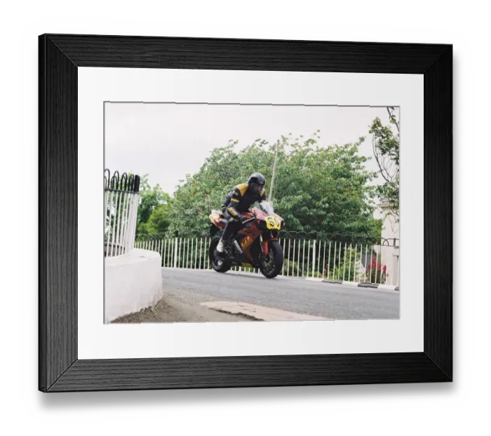 Framed Print : Ian Smith (Yamaha) 2004 Senior TT Framed Print : Ian Smith (Yamaha) 2004 Senior TT