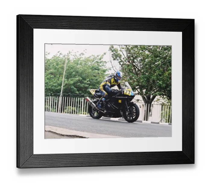 Framed Print : Duncan Baillie (Yamaha) 2004 Senior TT Framed Print : Duncan Baillie (Yamaha) 2004 Senior TT