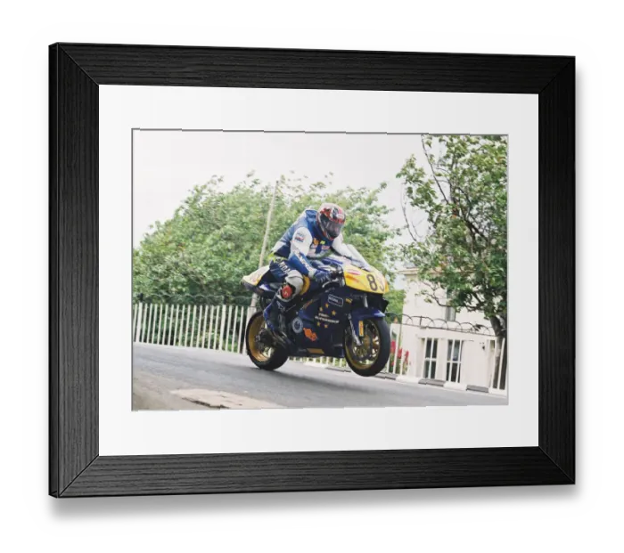 Framed Print : David Paredes (Suzuki) 2004 Senior TT Framed Print : David Paredes (Suzuki) 2004 Senior TT