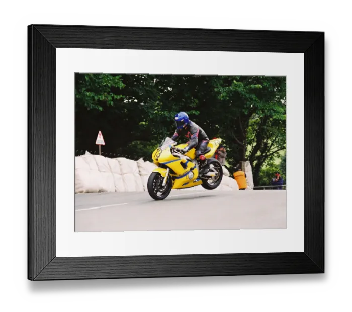 Framed Print : Eric Wilson (Yamaha) 2004 Senior TT Framed Print : Eric Wilson (Yamaha) 2004 Senior TT