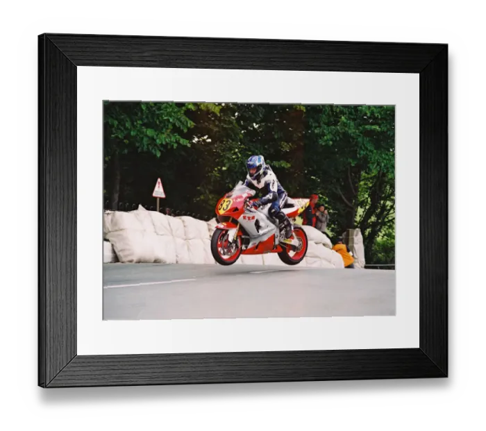 Framed Print : Mark Harland (Suzuki) 2004 Senior TT Framed Print : Mark Harland (Suzuki) 2004 Senior TT