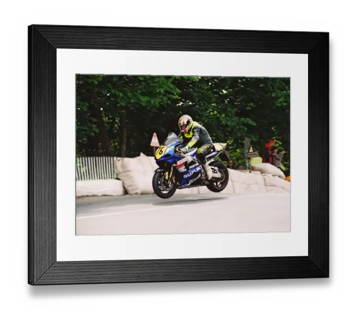 Framed Print : Jeff Jones (Suzuki) 2004 Senior TT Framed Print : Jeff Jones (Suzuki) 2004 Senior TT
