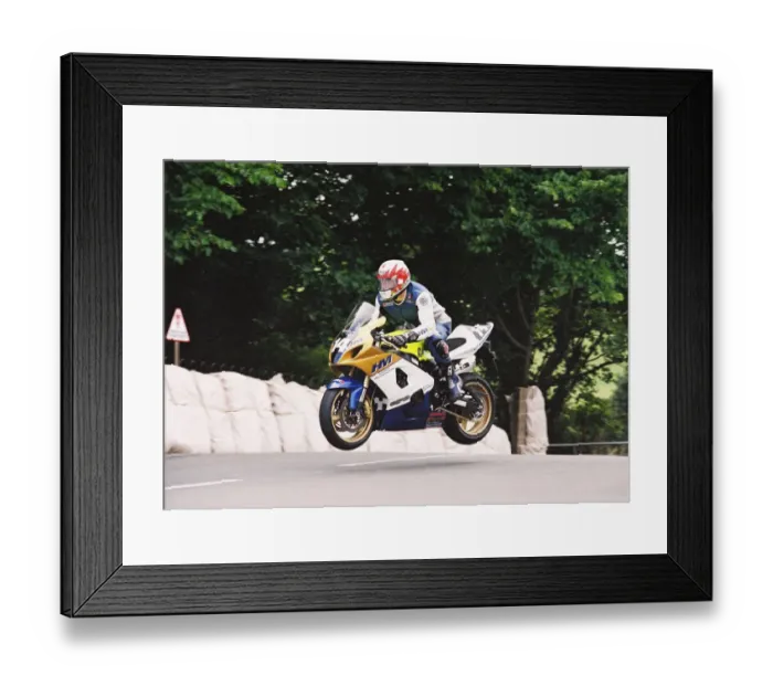 Framed Print : Gary Carswell (Suzuki) 2004 Production 600 TT Framed Print : Gary Carswell (Suzuki) 2004 Production 600 TT