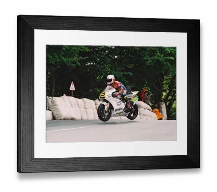 Framed Print : Paul Owen (Honda) 2004 Senior TT Framed Print : Paul Owen (Honda) 2004 Senior TT