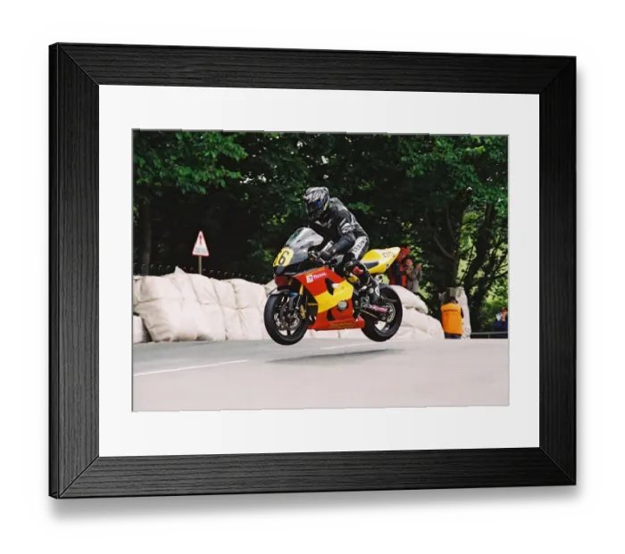 Framed Print : Peter Hounsell (Suzuki) 2004 Senior TT Framed Print : Peter Hounsell (Suzuki) 2004 Senior TT