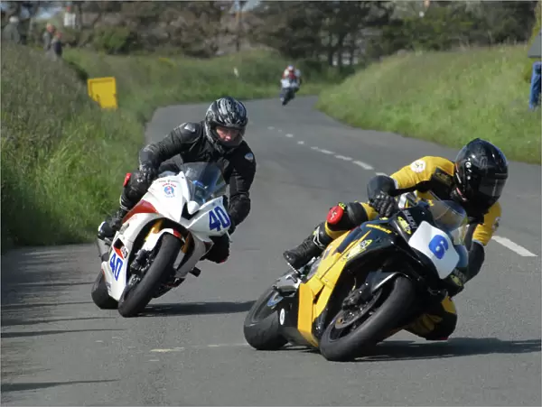 Jonathan Heginbotham (Honda) and Andy Fenton (Yamaha) 2009 Jurby Road
