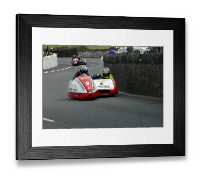 Framed Print : Gary Bryan & Jamie Winn (Baker Yamaha) 2009 Southern 100 Framed Print : Gary Bryan & Jamie Winn (Baker Yamaha) 2009 Southern 100
