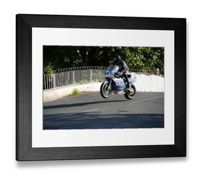Framed Print : Ben Rea (Suzuki) 2015 Formula 1 Classic TT Framed Print : Ben Rea (Suzuki) 2015 Formula 1 Classic TT