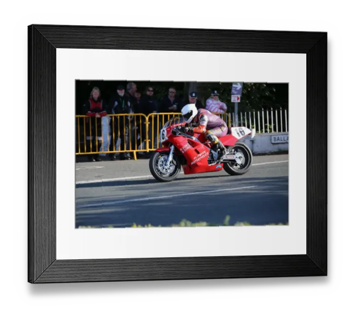 Framed Print : Olie Linsdell (Yamaha) 2015 Formula 1 Classic TT Framed Print : Olie Linsdell (Yamaha) 2015 Formula 1 Classic TT
