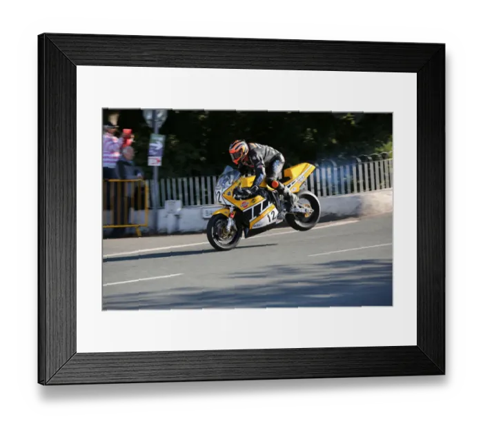 Framed Print : Ryan Farquhar (Yamaha Harris) 2015 Formula 1 Classic TT