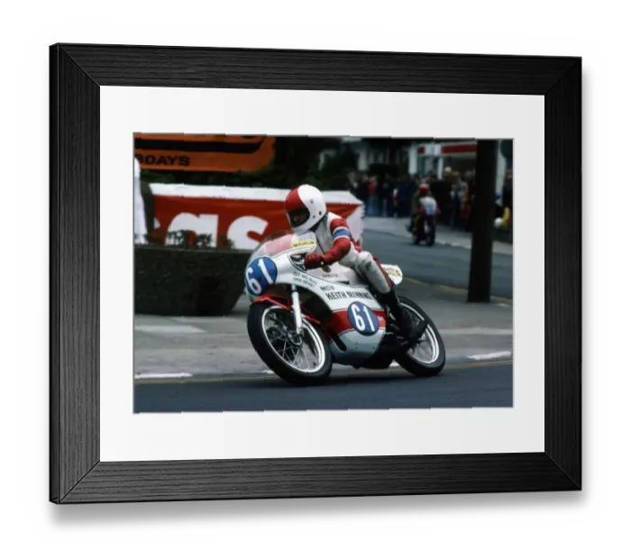 Framed Print : Doug Randall (Yamaha) 1977 Junior TT Framed Print : Doug Randall (Yamaha) 1977 Junior TT
