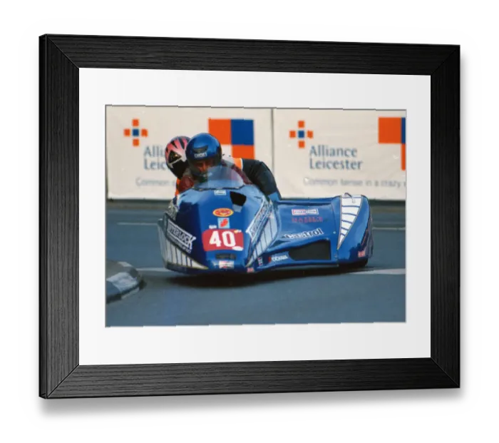 Framed Print : Bill Currie & Dickie Gale (Windle Yamaha) 2000 Sidecar TT