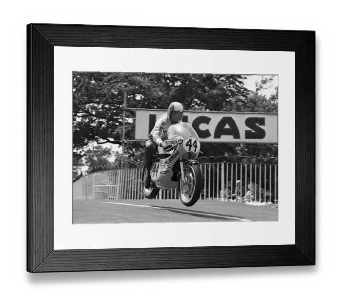 Framed Print : Roger Nicholls (Beale Yamaha) 1975 Classic TT Framed Print : Roger Nicholls (Beale Yamaha) 1975 Classic TT