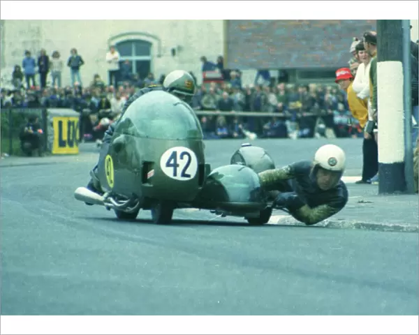 Mick Wortley & Ralph Crellin (MDW Omega Triumph) 1974 750sc TT
