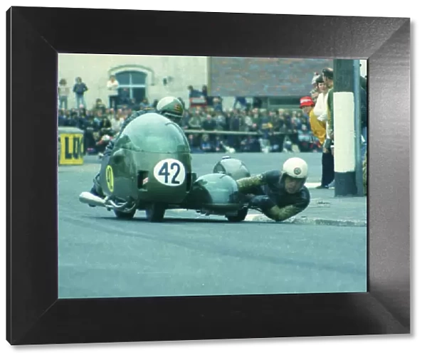 Mick Wortley & Ralph Crellin (MDW Omega Triumph) 1974 750sc TT