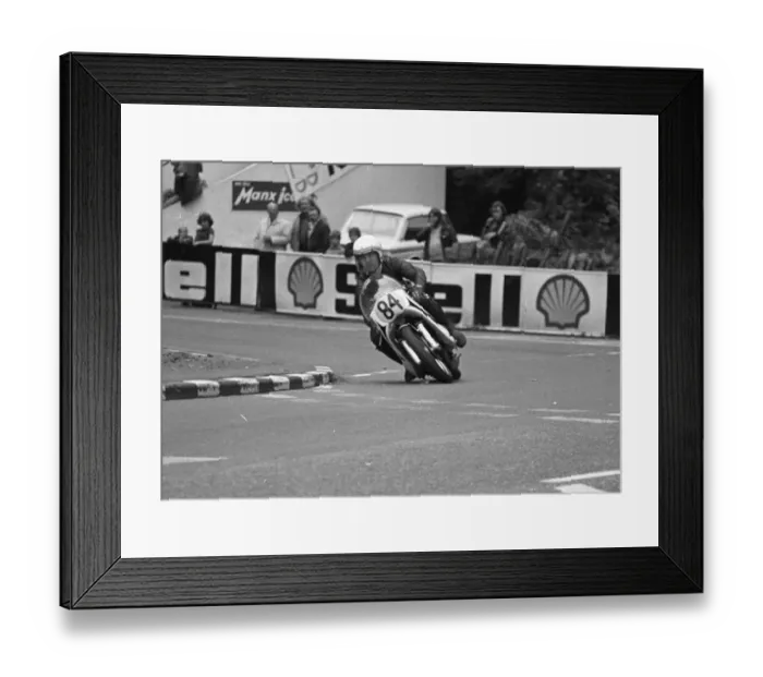 Framed Print : Eddie Moore (Suzuki) 1975 Senior Manx Grand Prix