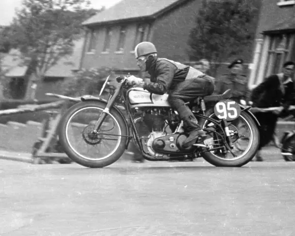 G W Shekell (Norton) 1952 Senior Clubman TT
