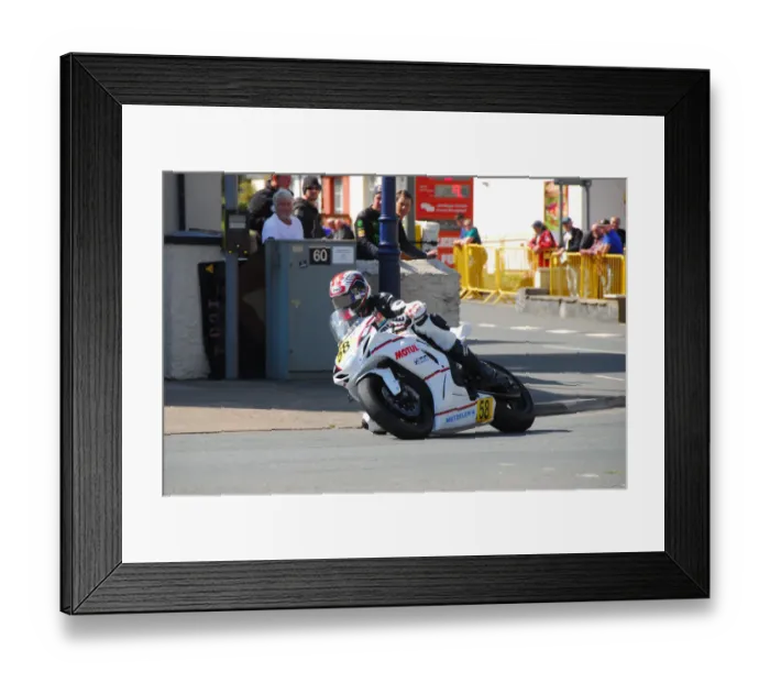 Framed Print : Nick Southerwood (Suzuki) 2018 Senior Manx Grand Prix Framed Print : Nick Southerwood (Suzuki) 2018 Senior Manx Grand Prix