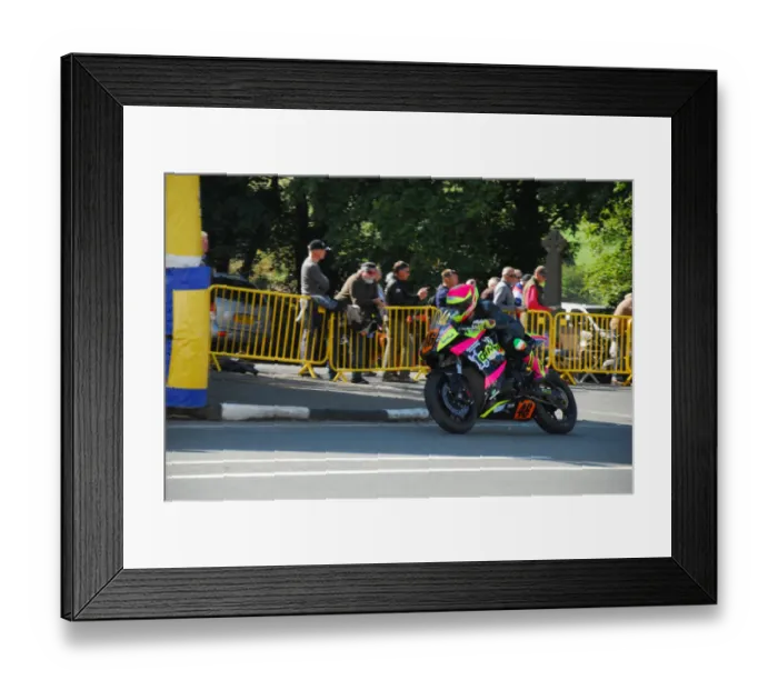 Framed Print : Barry Sheehan (Kawasaki) 2018 Lightweight Manx Grand Prix Framed Print : Barry Sheehan (Kawasaki) 2018 Lightweight Manx Grand Prix