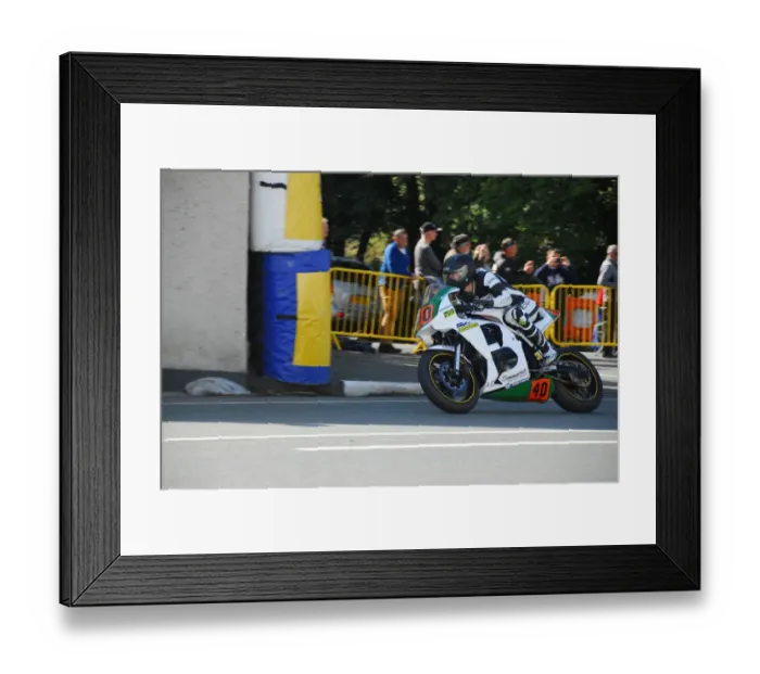 Framed Print : Paul Wardell (Suzuki) 2018 Lightweight Manx Grand Prix