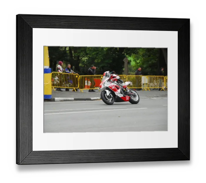 Framed Print : John Pilloud (Suzuki) 2018 Newcomers Manx Grand Prix