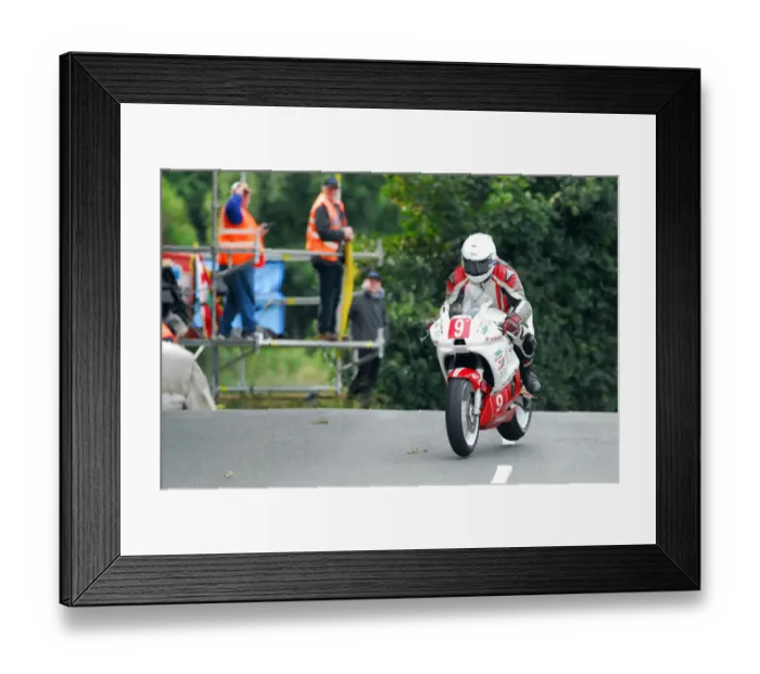 Framed Print : James Reveley (Yamaha) 2018 Newcomers Manx Grand Prix