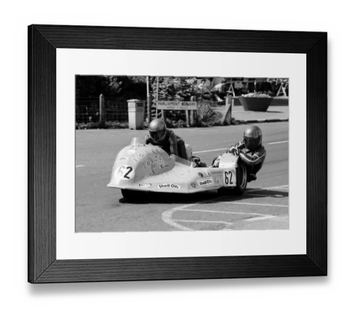 Framed Print : Angus Macdonald & William Mayhew (Suzuki) 1985 Sidecar TT Framed Print : Angus Macdonald & William Mayhew (Suzuki) 1985 Sidecar TT