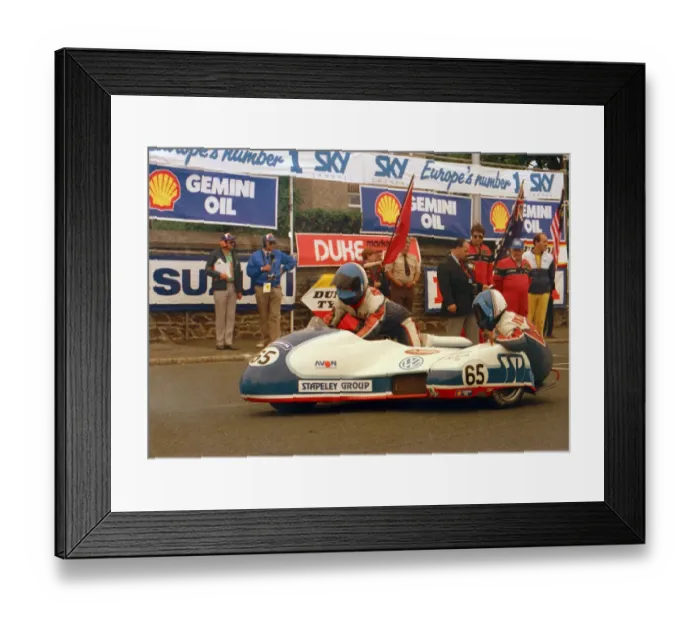 Framed Print : Geraint Roberts & Gillian Roberts (Derbyshire Kawasaki) 1988 Sidecar TT Framed Print : Geraint Roberts & Gillian Roberts (Derbyshire Kawasaki) 1988 Sidecar TT