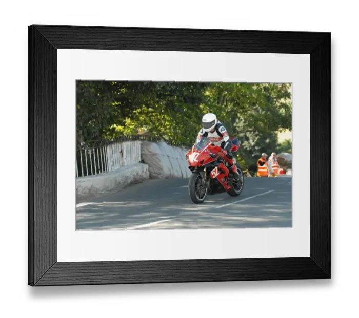 Framed Print : Stephen Sweetman (Suzuki) 2010 Newcomers Manx Grand Prix Framed Print : Stephen Sweetman (Suzuki) 2010 Newcomers Manx Grand Prix