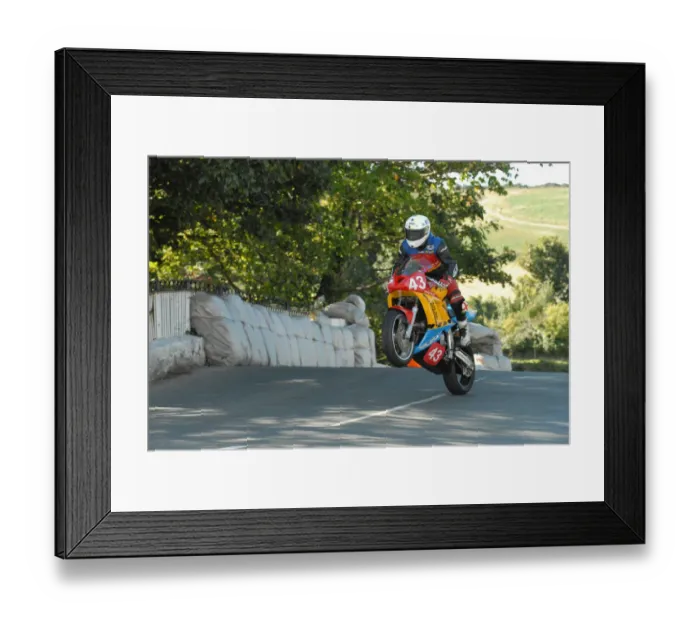 Framed Print : Scott Campbell (Suzuki) 2010 Newcomers Manx Grand Prix