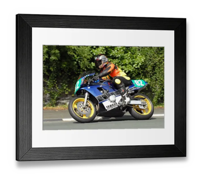 Framed Print : Dave Bone (Yamaha) 2010 Ultra Lightweight Manx Grand Prix