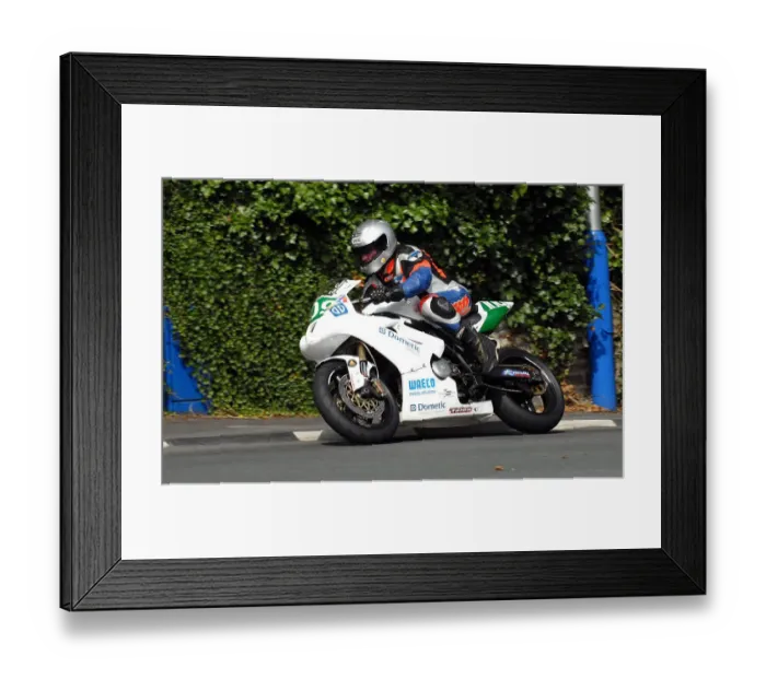 Framed Print : Tim Shaw (Suzuki) 2010 Ultra Lightweight Manx Grand Prix Framed Print : Tim Shaw (Suzuki) 2010 Ultra Lightweight Manx Grand Prix