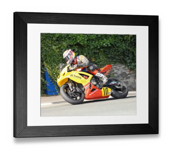 Framed Print : Ivan Lintin (Suzuki) 2010 Senior Manx Grand Prix