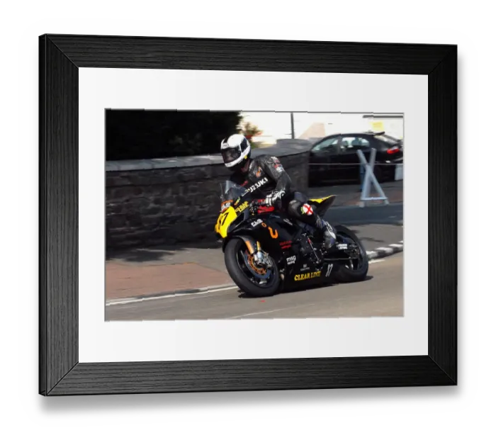 Framed Print : Robert Simcock (Suzuki) 2010 Senior Manx Grand Prix Framed Print : Robert Simcock (Suzuki) 2010 Senior Manx Grand Prix