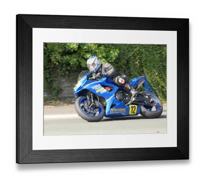 Framed Print : Peter Symes (Suzuki) 2010 Senior Manx Grand Prix Framed Print : Peter Symes (Suzuki) 2010 Senior Manx Grand Prix