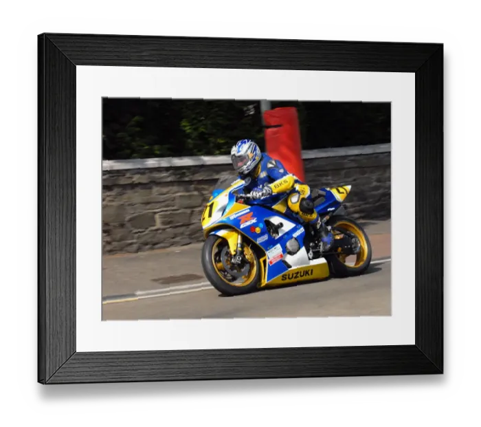 Framed Print : Erik Kjuus (Suzuki) 2010 Senior Manx Grand Prix Framed Print : Erik Kjuus (Suzuki) 2010 Senior Manx Grand Prix