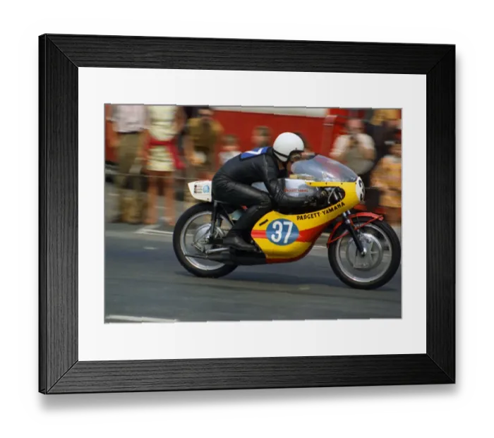Framed Print : Paul Smart (Padgett Yamaha) 1970 Junior TT Framed Print : Paul Smart (Padgett Yamaha) 1970 Junior TT
