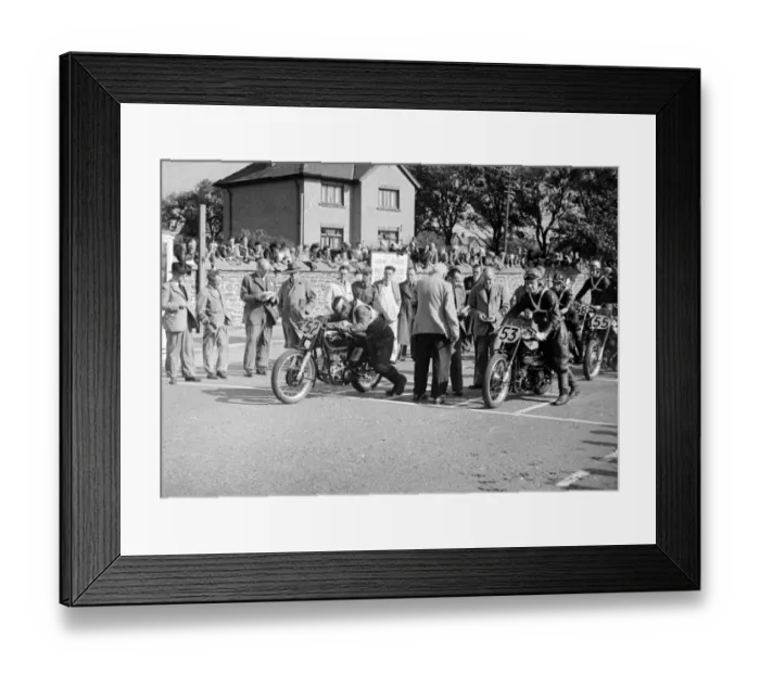 Framed Print : David Wilkins (AJS) and Bill Mundy (Norton) 1950 Senior Manx Grand Prix Framed Print : David Wilkins (AJS) and Bill Mundy (Norton) 1950 Senior Manx Grand Prix