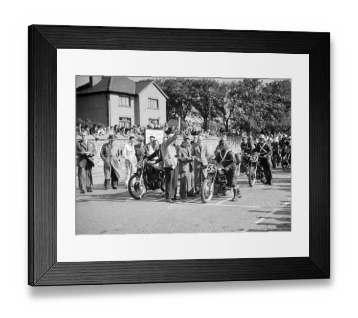 Framed Print : Fred Passmore (AJS) and Tom Swarbrick (Norton) 1950 Senior Manx Grand Prix
