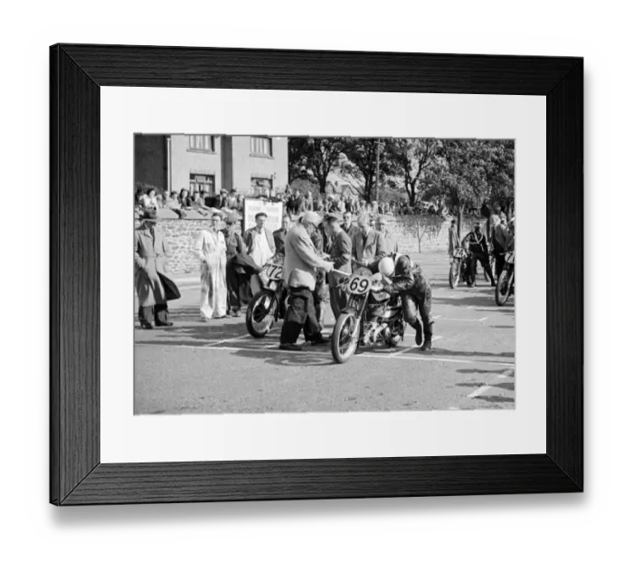Framed Print : Reg Dearden (Norton) 1950 Senior Manx Grand Prix Framed Print : Reg Dearden (Norton) 1950 Senior Manx Grand Prix