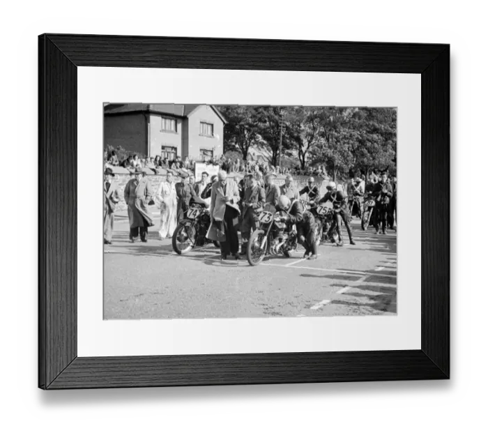 Framed Print : Ron Rudge (Norton) and N W White (Velocette) 1950 Senior Manx Grand Prix