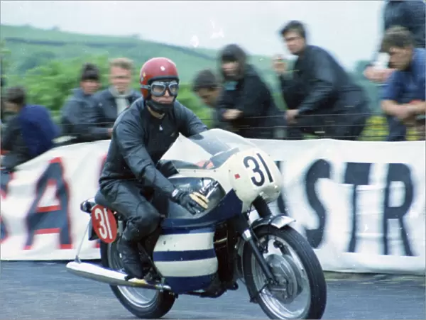 Dave Nixon (Triumph) 1968 Production TT