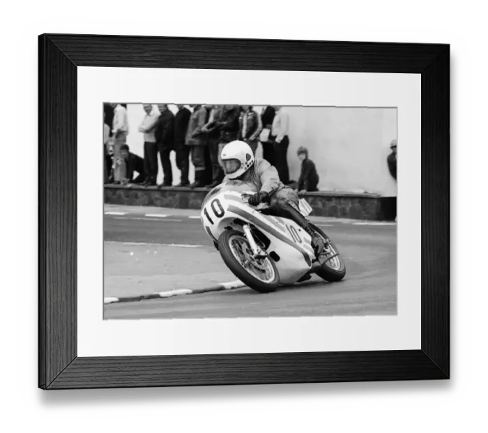 Framed Print : Ewen McKechnie (Yamaha) 1975 Senior Manx Grand Prix Framed Print : Ewen McKechnie (Yamaha) 1975 Senior Manx Grand Prix