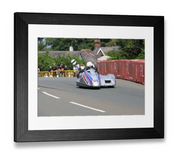 Framed Print : Darren Hope & Leonard Bumfrey (LCR Suzuki) 2018 Sidecar TT Framed Print : Darren Hope & Leonard Bumfrey (LCR Suzuki) 2018 Sidecar TT