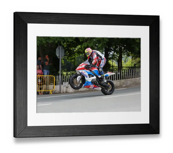 Framed Print : Craig Neve (BMW) 2018 Superbike TT Framed Print : Craig Neve (BMW) 2018 Superbike TT