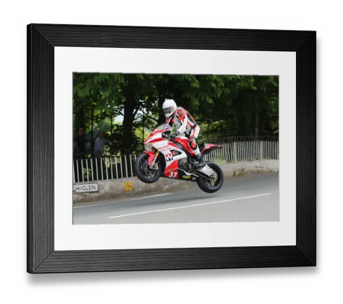 Framed Print : Michael Evans (BMW) 2018 Superbike TT Framed Print : Michael Evans (BMW) 2018 Superbike TT