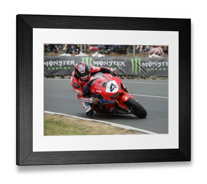Framed Print : Ian Hutchinson (Honda) 2018 Senior TT Framed Print : Ian Hutchinson (Honda) 2018 Senior TT