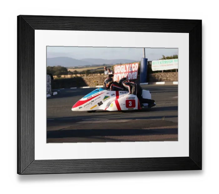 Framed Print : Conrad Harrison & Andy Winkle (Bellas Honda) 2018 Southern 100